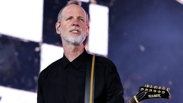 Tom Dumont de No Doubt revela diagnóstico de parkinson temprano