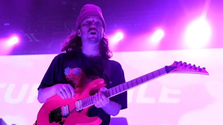 Brady Ebert de Turnstile arrestado por tentativa de asesinato en caso impactante