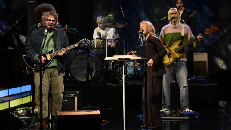 Hayley Williams y Jeff Tweedy versionan a Unknown Mortal Orchestra en Colbert