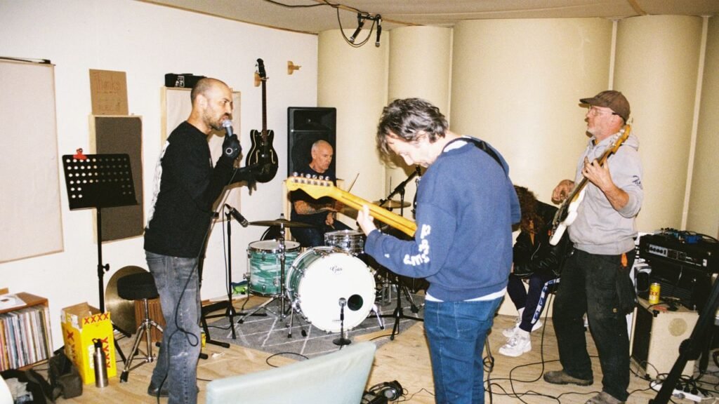 El nuevo álbum de Eddy Current Suppression Ring marca su regreso tras cuatro años, prometiendo frescura y energía en el garage rock.