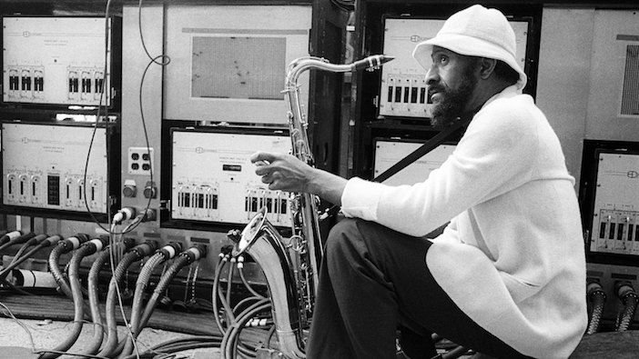 La muerte de Sonny Rollins, icónico saxofonista de jazz, deja un legado imborrable en la música.