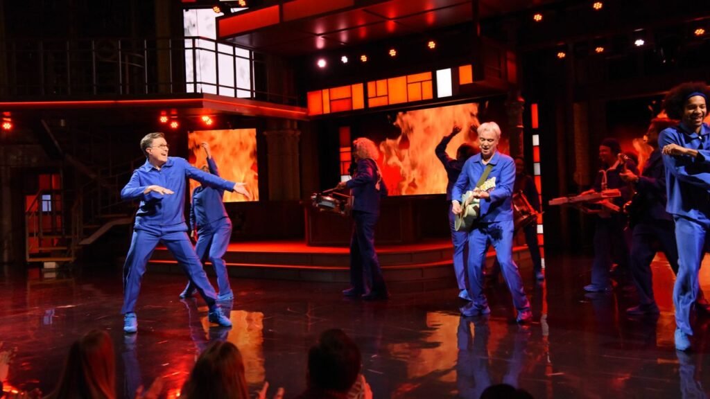 El destacado músico David Byrne se presenta en The Late Show, celebrando su última semana con una actuación memorable.