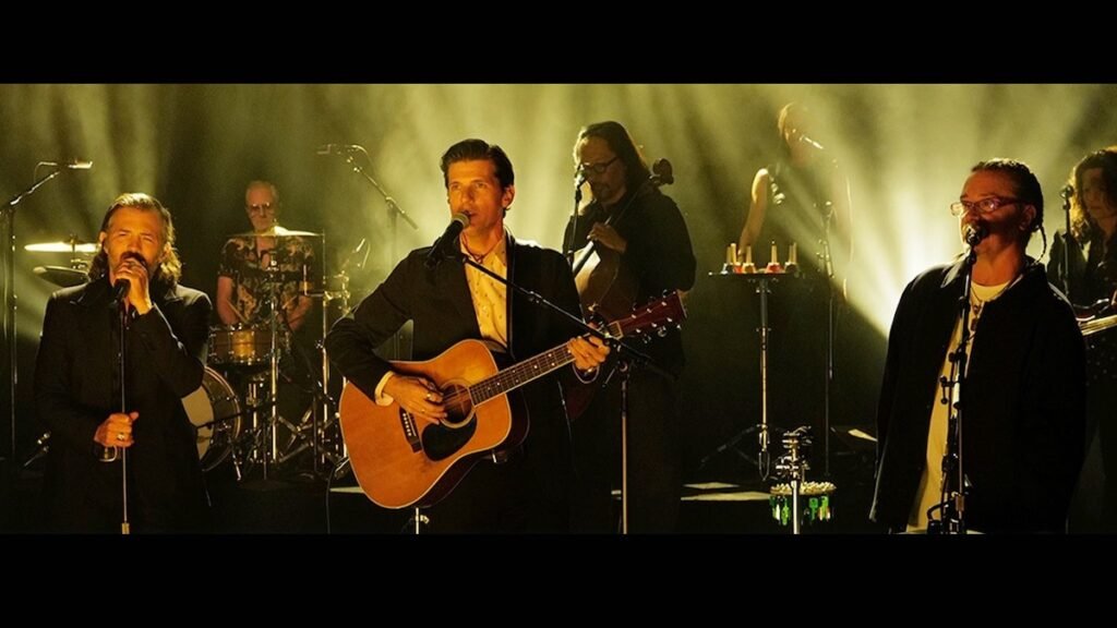 La colaboración entre Avett Brothers y Mike Patton sorprendió a todos con su interpretación de Disappearing en vivo.