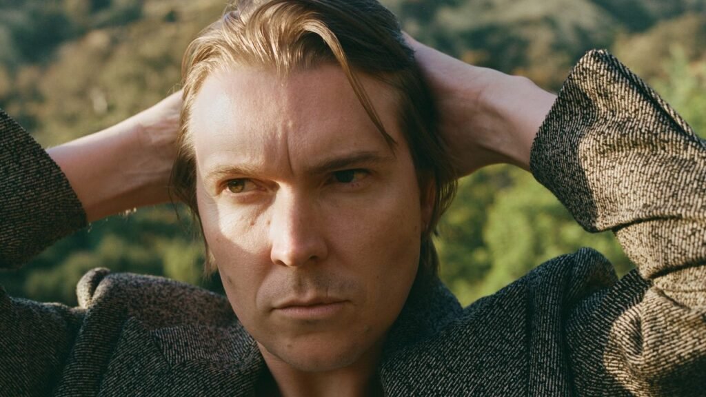 Alex Cameron revela detalles de su nuevo álbum Late to Set y su gira programada para 2026. Entérate de todo aquí.