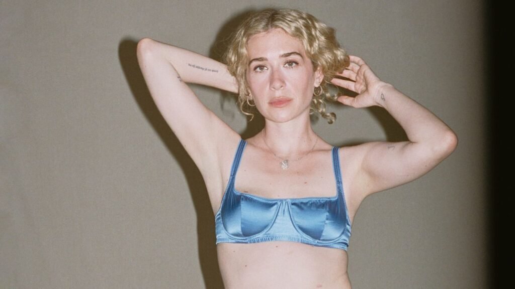 La artista Blondshell sorprende con el lanzamiento de Heart Has to Work So Hard y una gira para este otoño.