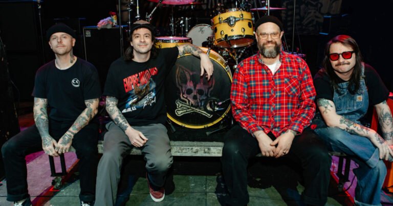 Cancer Bats anuncia su nuevo álbum Give Me Dirt para agosto de 2026