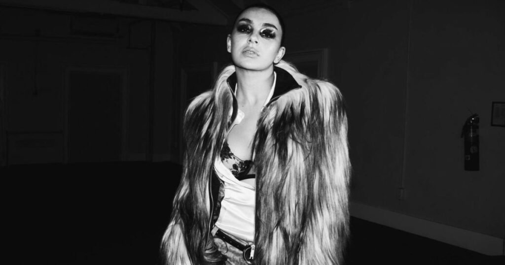 Charli XCX estrena su nuevo sencillo Rock Music y video musical