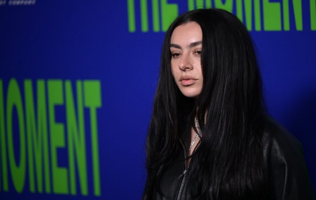 Charli XCX anuncia el evento Conversations en Nueva York, anticipando su próximo álbum de rock.