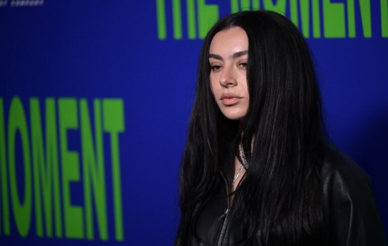 Charli XCX presenta Conversations y un nuevo álbum de rock