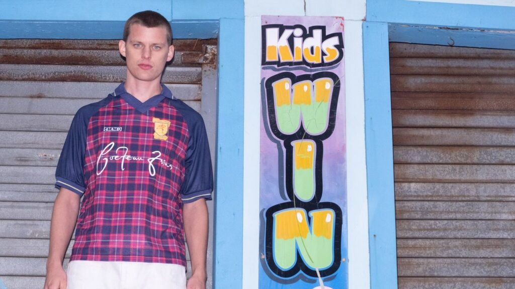 La icónica banda Cocteau Twins lanza una camiseta con temática de fútbol en colaboración con 4AD. ¡Conócela aquí!