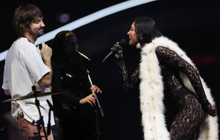 Dua Lipa y Tame Impala sorprenden en Londres con Houdini en vivo