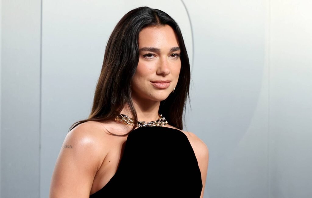 La artista Dua Lipa ha interpuesto una demanda de $15 millones contra Samsung por utilizar su rostro sin permiso.