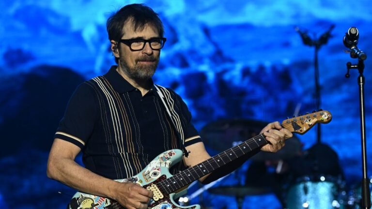 Rivers Cuomo sorprende con emotivas versiones de clásicos musicales