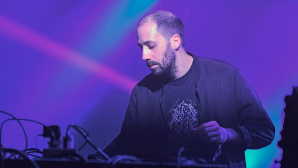 El nuevo trabajo de Gold Panda, titulado Ton Up, estará disponible el próximo mes y promete sorprender a sus seguidores.