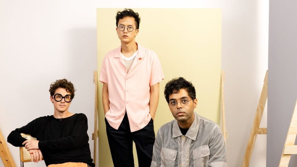 Descubre todos los detalles sobre el próximo lanzamiento de Son Lux y su emocionante gira alrededor del mundo.