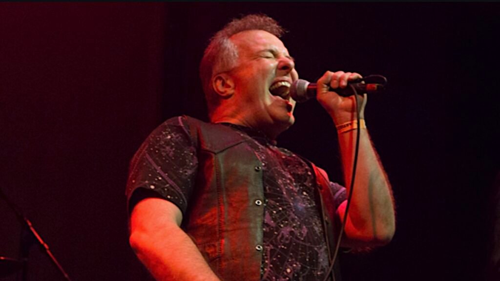 El legendario artista punk Jello Biafra muestra una recuperación positiva tras su reciente derrame cerebral. Conoce más detalles.