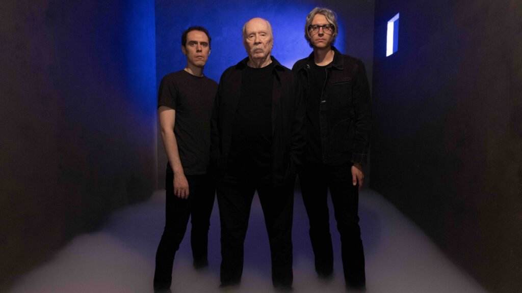 El cineasta John Carpenter lanza su primera novela gráfica acompañada de un álbum que promete ser su música más pesada.