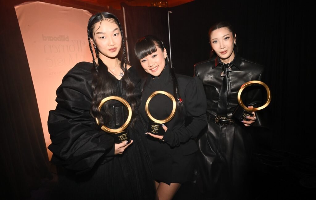 La banda KPop Demon Hunters critica la desigualdad de género en la música al recibir un importante premio.