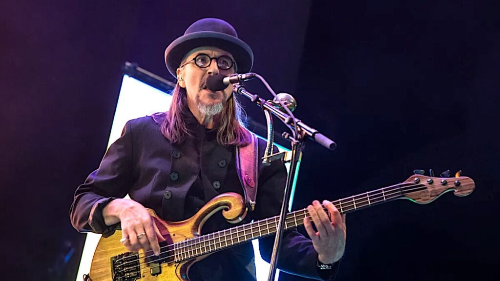La gira Claypool Gold Tour presentará a Les Claypool junto a sus icónicas bandas, prometiendo noches inolvidables de música.