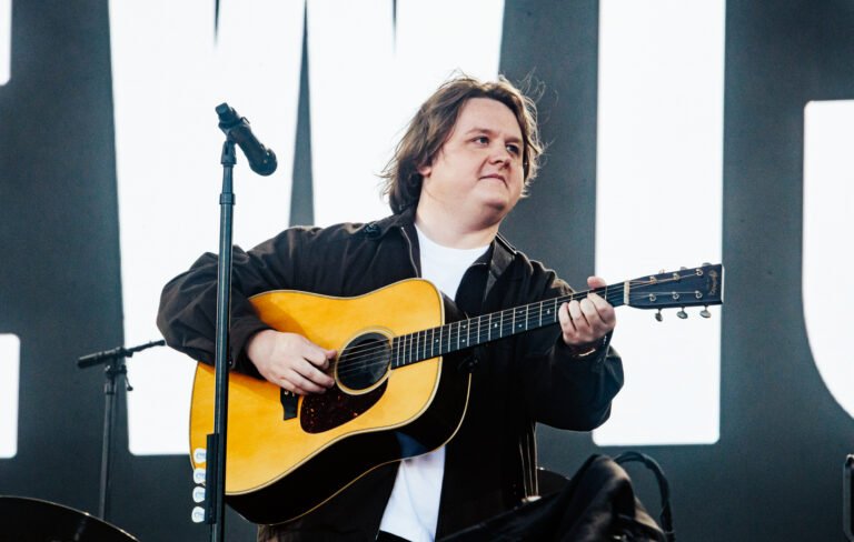 Lewis Capaldi habla sobre su lucha contra el burnout y sus sentimientos de decepción