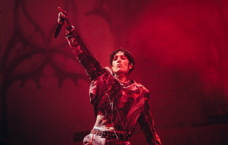 Oli Sykes comparte su experiencia al invitar fans al escenario