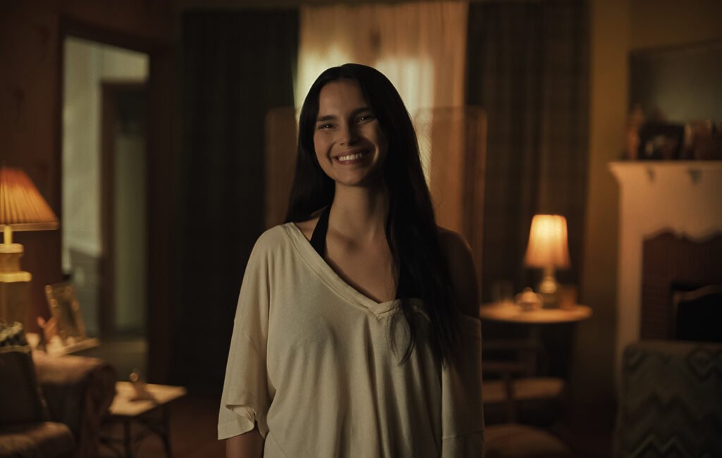 El director Curry Barker admite la existencia de un agujero argumental en su película 'Obsession', sin solución aparente.