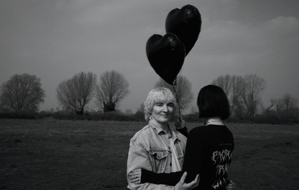 Planningtorock y Romy presentan una nueva versión de The One, explorando una conexión emocional más profunda.