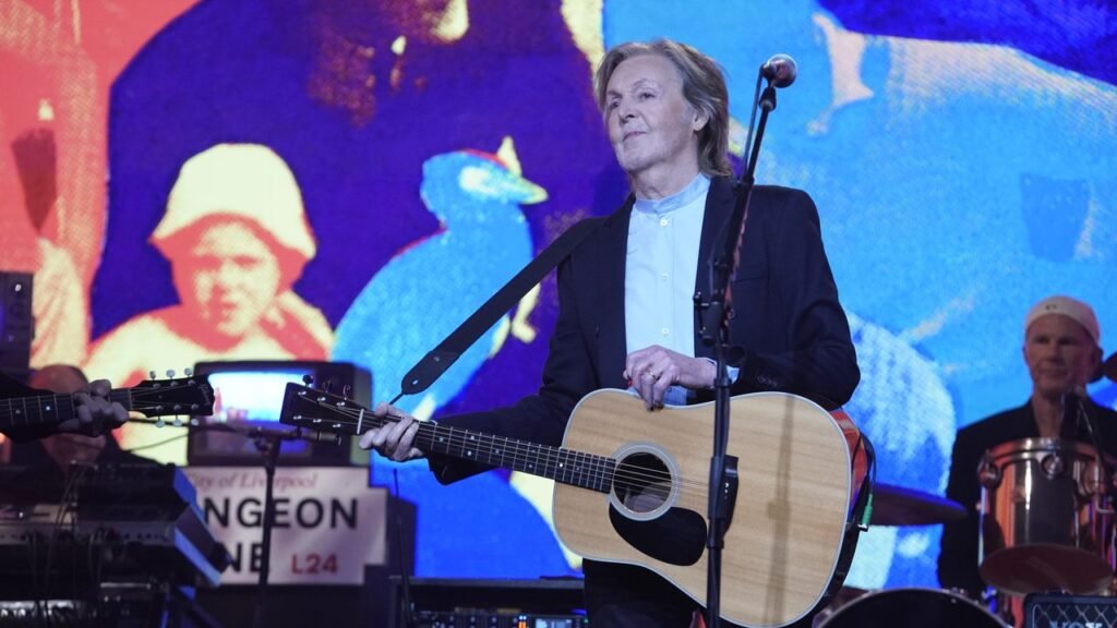 El legendario Paul McCartney se presentó como artista invitado en el cierre de SNL, compartiendo escenario con Will Ferrell.