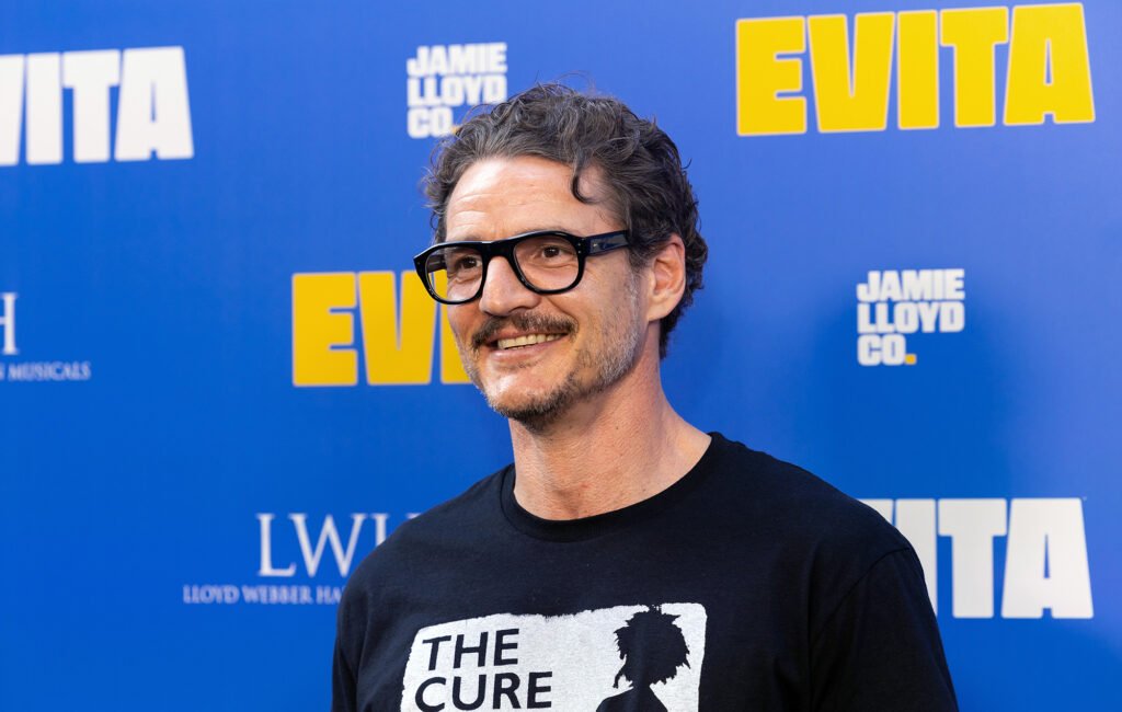 El actor Pedro Pascal comparte las historias personales detrás de su impresionante colección de camisetas de música.