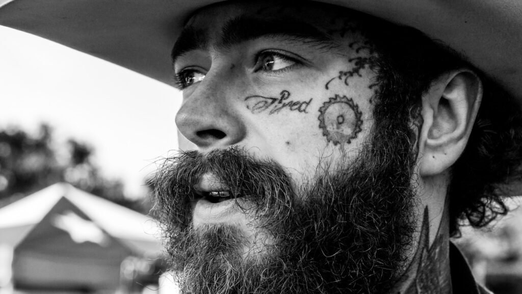 Post Malone ha decidido posponer el inicio de su gira 2026, además de cancelar varias fechas programadas.