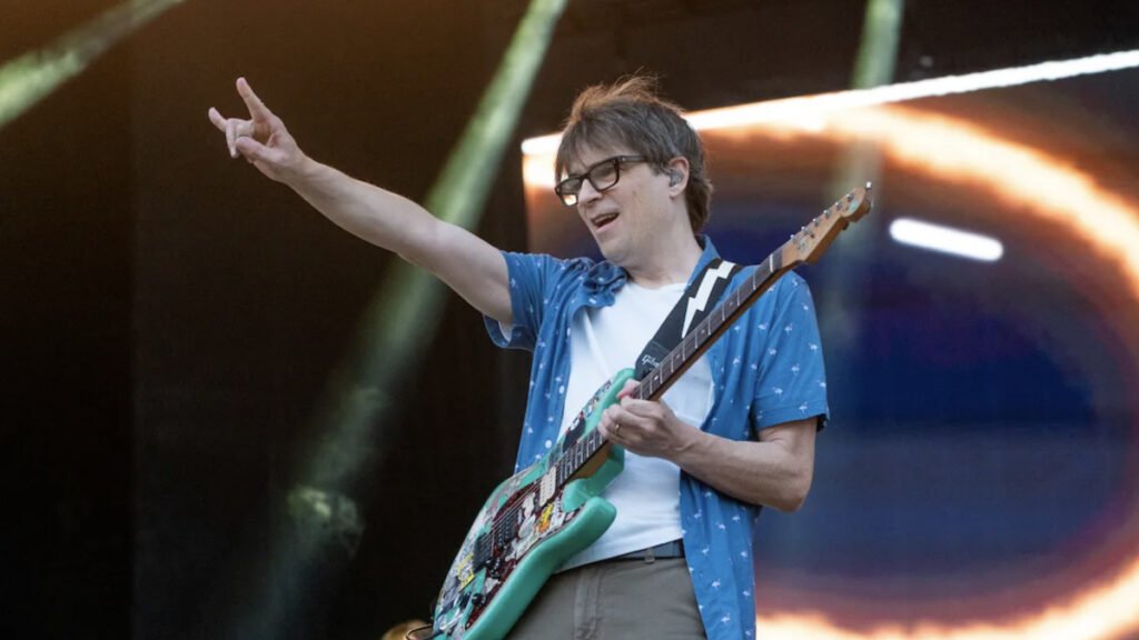 El líder de Weezer, Rivers Cuomo, ha subido una enigmática colección de covers acústicos a su canal de YouTube.