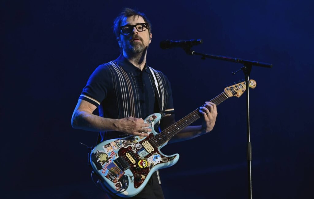 Descubre las sorprendentes versiones que Rivers Cuomo de Weezer filtró accidentalmente, incluyendo a Whitney Houston y Dolly Parton.