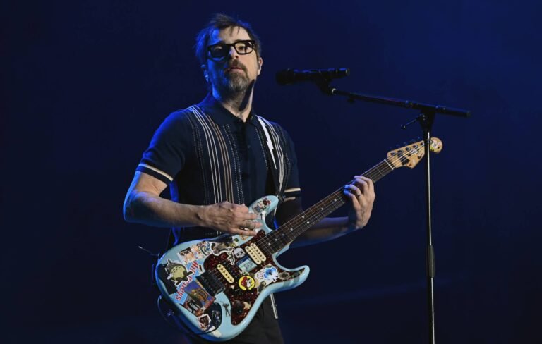 Rivers Cuomo revela versiones inéditas de Whitney Houston y Michael Jackson