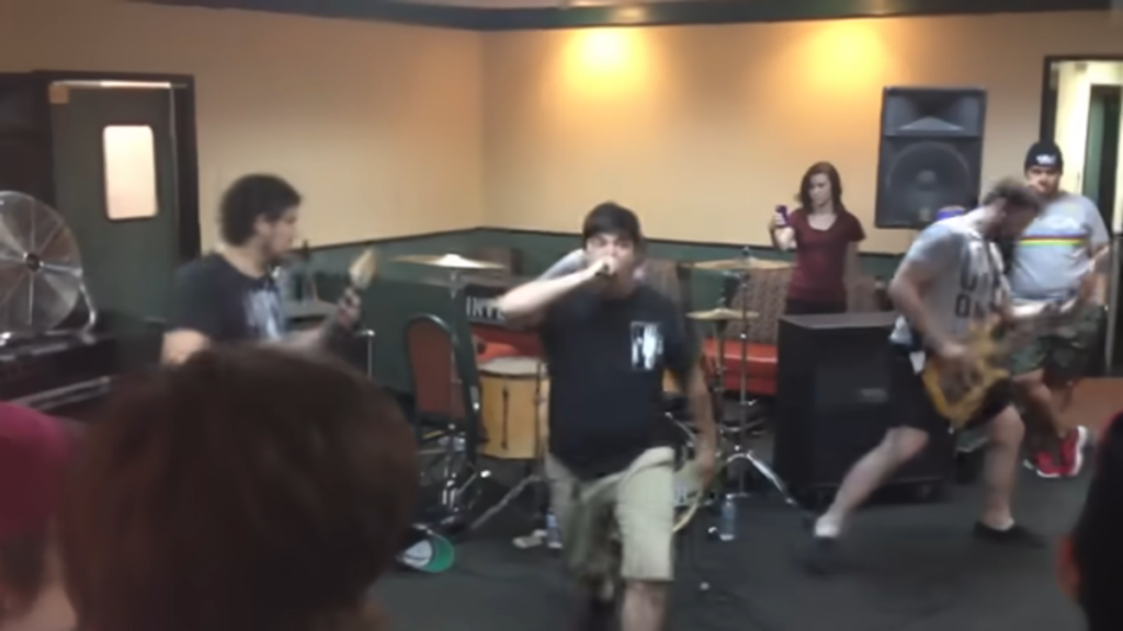 La banda de metalcore Live Without regresa tras 13 años para colaborar con Denny's en una nueva creación culinaria.