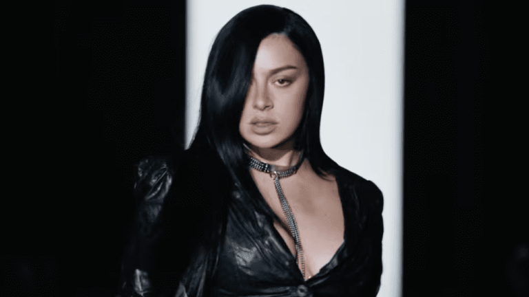 Charli XCX sorprende con su video SS26 que camina hacia el abismo
