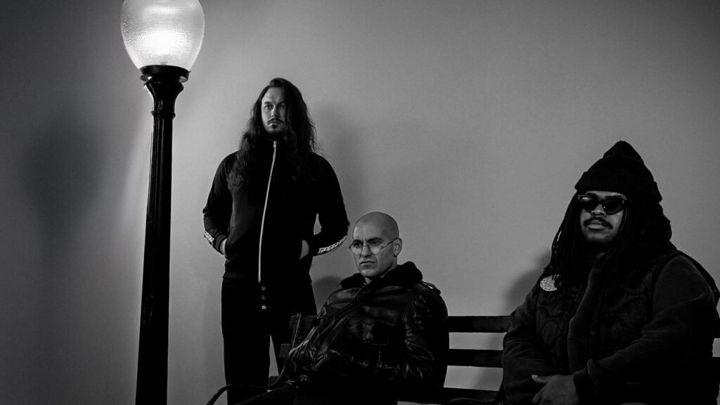La banda Show Me the Body presenta su nuevo álbum y el video de su sencillo No God, explorando nuevas sonoridades.