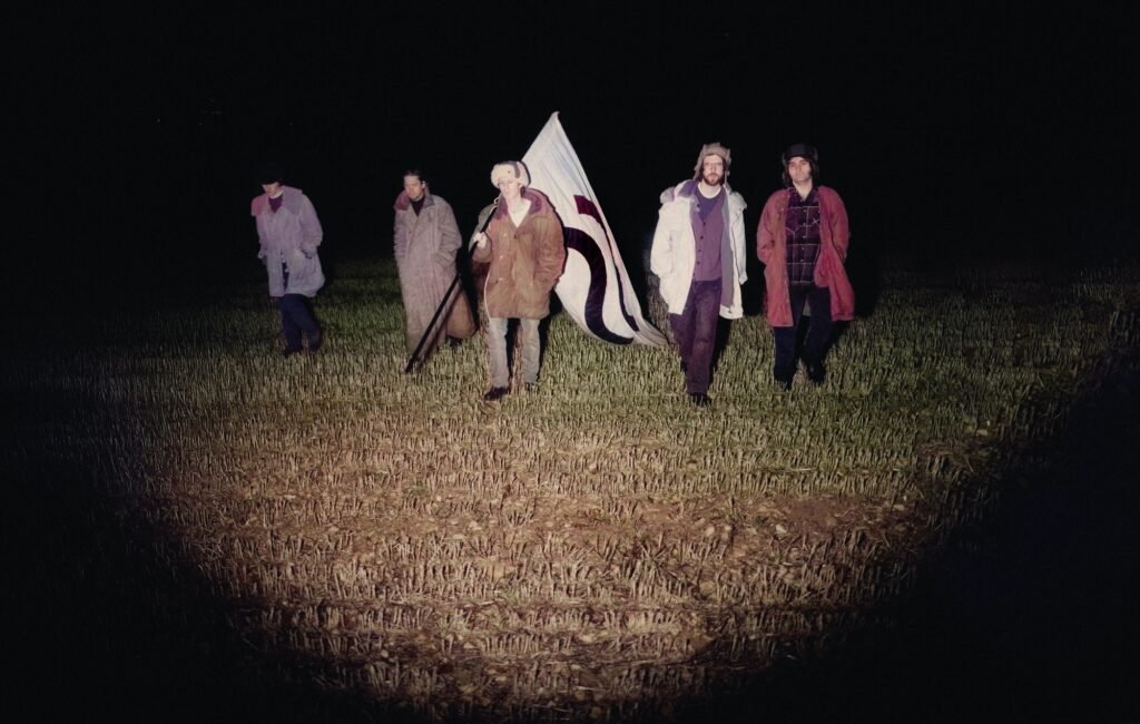 Descubre Mud, el nuevo y cautivador sencillo de Swim Deep, anticipando su quinto álbum Hum.