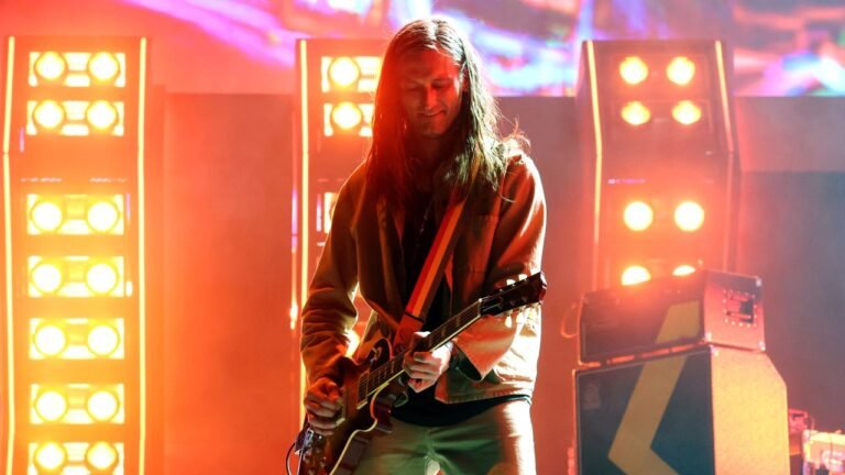 Nick Valensi se retira de la próxima gira de The Strokes