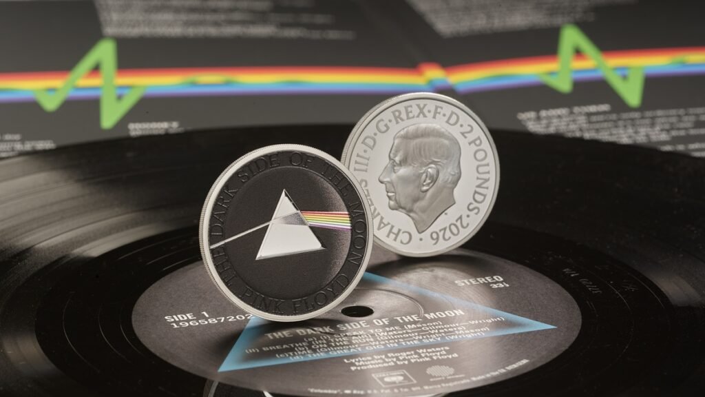 Descubre la primera moneda conmemorativa de Pink Floyd, que muestra la famosa portada de The Dark Side of the Moon.