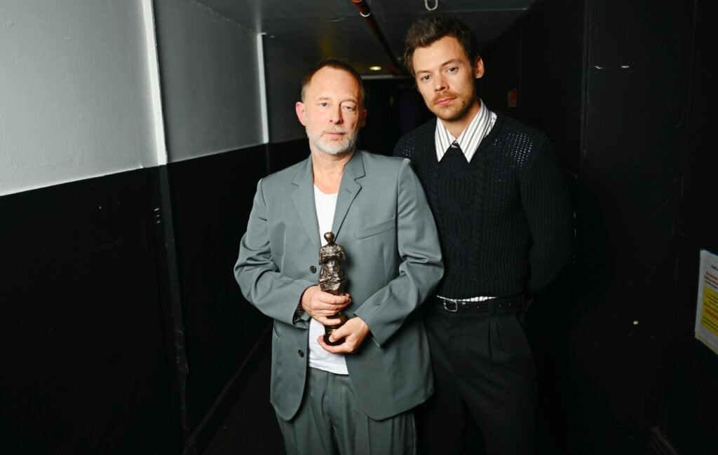 Harry Styles presenta un emotivo homenaje a Thom Yorke y revela su conexión con Radiohead en los Ivors 2026.
