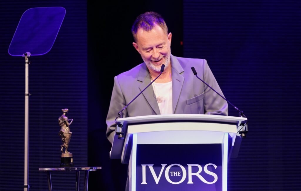 Thom Yorke estrena su nueva canción Space Walk y llama a la industria a mejorar la situación de los artistas en los Ivor Novellos 2026.