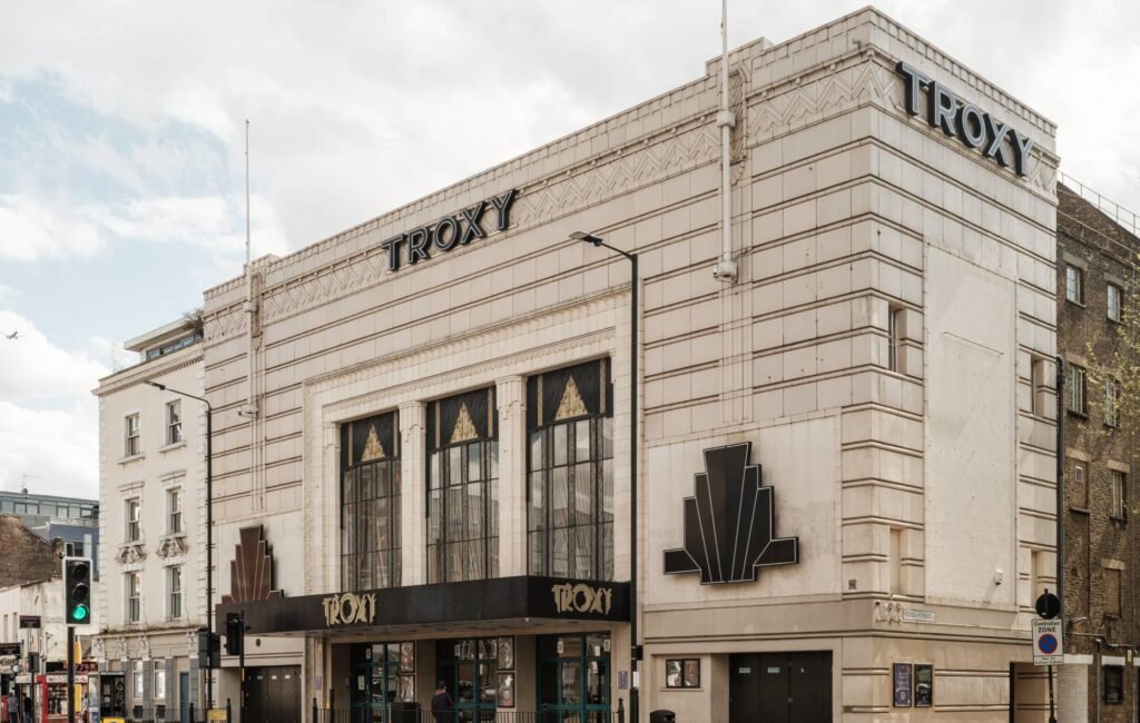 La emblemática sala Troxy en Londres se transformará para albergar a 3600 asistentes, mejorando la experiencia musical.