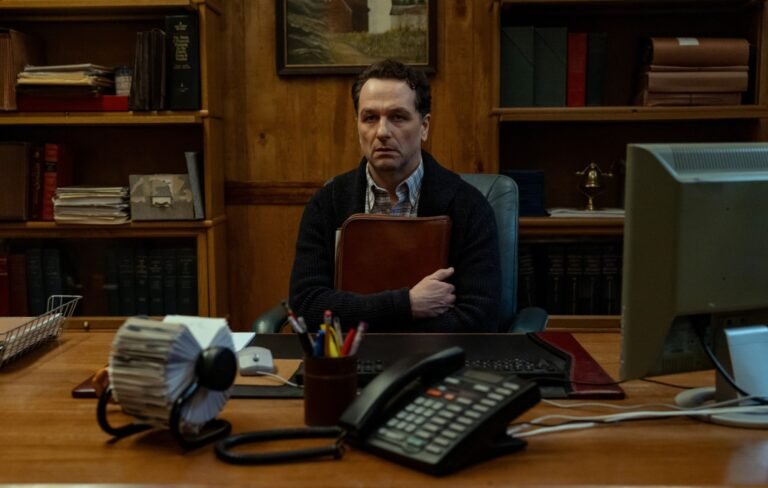 Descubre cada canción del soundtrack de Widow’s Bay con Matthew Rhys