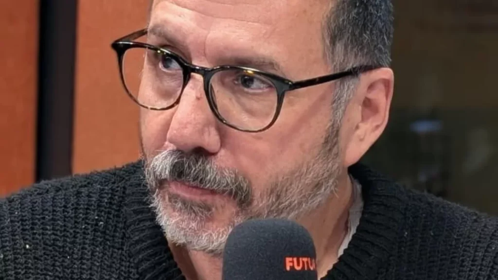 En su nueva novela, Alberto Fuguet retrata a una madre peladora y abrumadora, desafiando los estereotipos tradicionales.