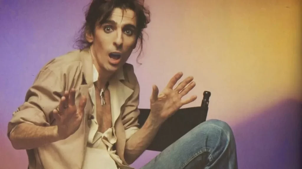 Descubre cómo Alice Cooper se reinventó en los 80 con el álbum Flush the Fashion, fusionando estilos y creando impacto.