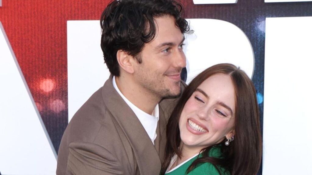 Billie Eilish y Nat Wolff posando juntos en la alfombra roja del estreno de Hit Me Hard and Soft The Tour Live in 3D en Los Ángeles