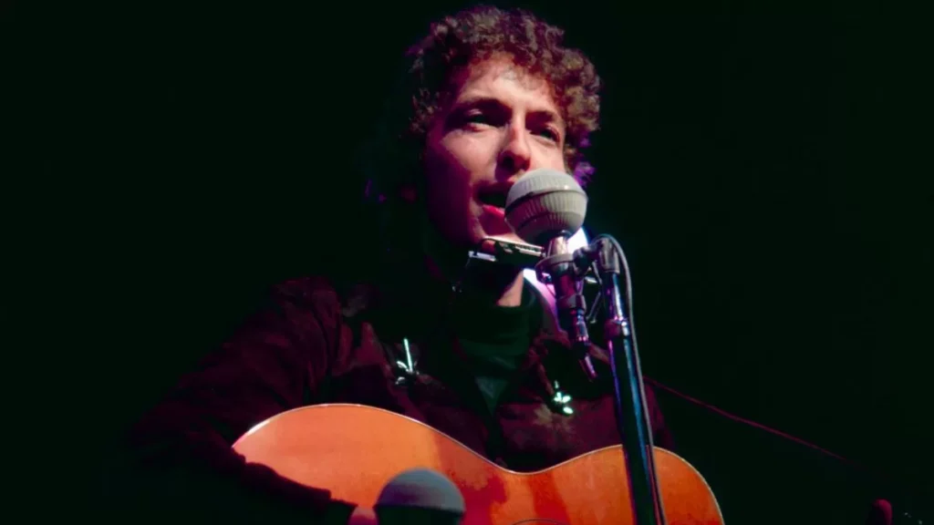 Celebra el cumpleaños de Bob Dylan con sus 10 mejores canciones, un viaje musical a través de su legado.