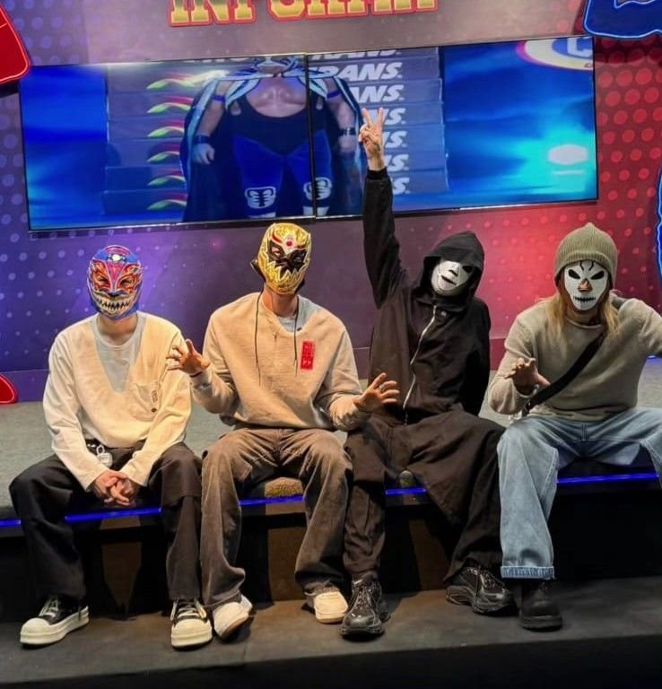 Miembros de BTS asisten a función del CMLL en Arena México y se encuentran con Místico