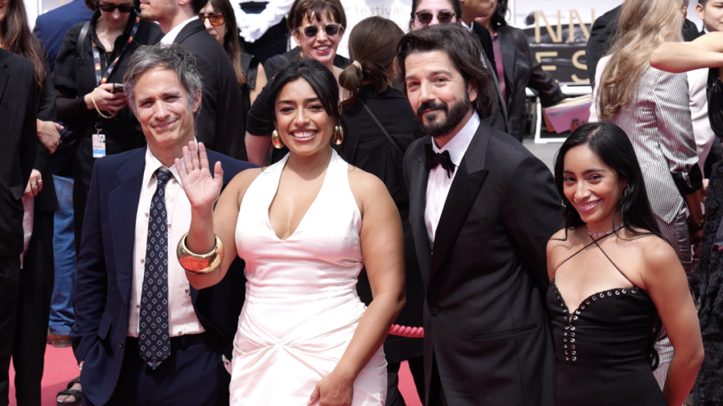 Diego Luna en la alfombra roja de Cannes durante el estreno mundial de Ceniza en la boca