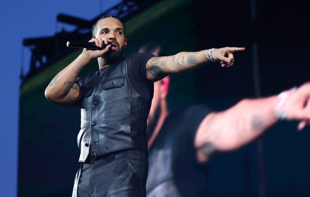 El rapero Drake sorprende al mundo musical al lanzar tres nuevos álbumes que rompen récords de streaming este 2026.